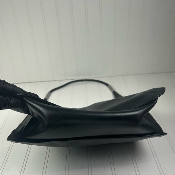 Gucci Black Leather Shoulder Bag and Drawstring - Picture 12 of 13